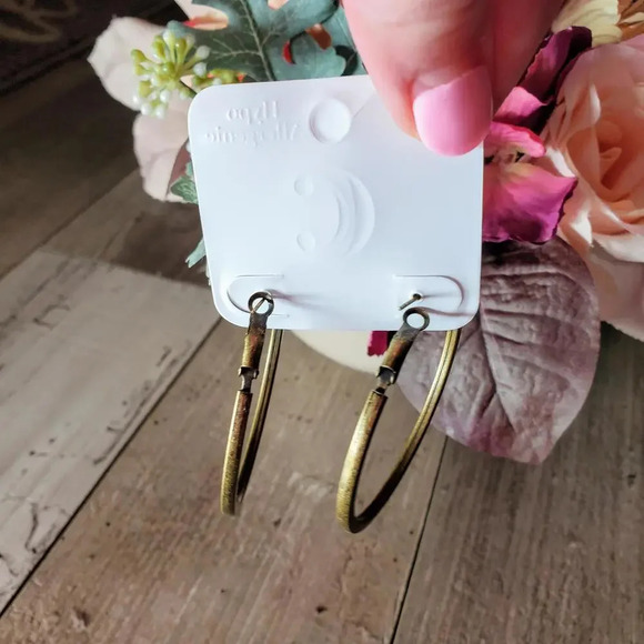 NWT Hypo Allergenic Gold Tone Fashion Hoop Earrings - Picture 13 of 16